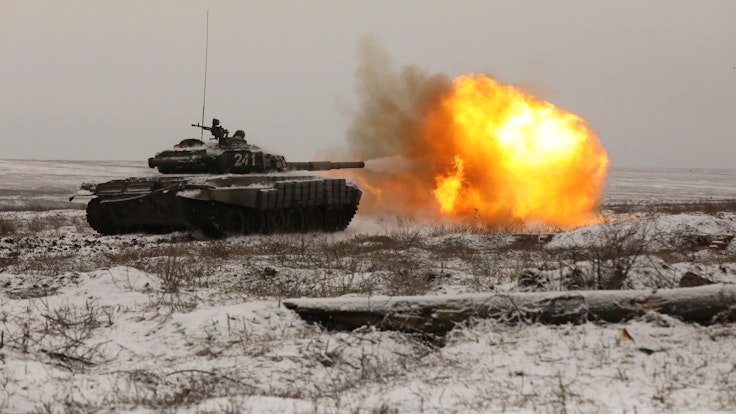 Ein russischer Panzer T-72B3 feuert am Mittwoch, 12. Januar 2022, während einer Übung auf dem Kadamovskiy-Schießplatz in Südrussland. Russland hat rund 100.000 Soldaten an der Grenze zur Ukraine aufmarschieren lassen.
