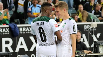 Denis Zakaria (l). und Matthias Ginter (r.) jubeln beim Spiel zwischen Borussia Mönchengladbach und dem BVB am 25. September 2021.