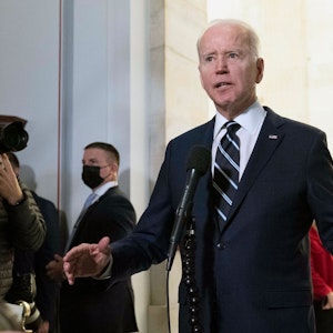 Joe Biden, Präsident der USA, spricht mit Journalisten nach einem Treffen mit den Demokraten des Senats auf dem Capitol Hill.