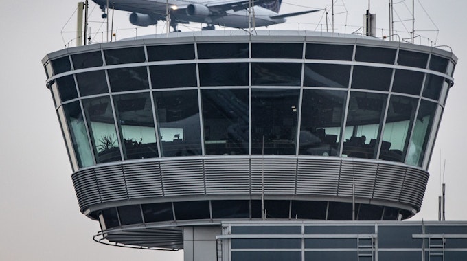 In einem Langstreckenflug Richtung Amerika sorgte ein kleiner gefiederter Fluggast für reichlich Chaos. Über einem Tower des Frankfurter Flughafens befindet sich in unserem Symbolbild eine Maschine der US-amerikanischen Fluggesellschaft United im Anflug.