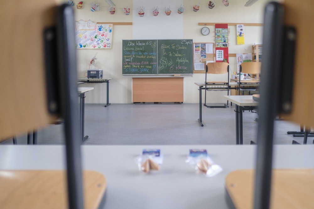 Auf der Tafel im Klassenraum der Robert Bosch Gesamtschule Hildesheim werden die Schüler der sechsten Klasse willkommen geheißen.