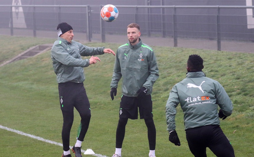 Gladbach-Einkauf Marvin Friedrich (M.) bei einer Trainingsübung mit Stefan Lainer (l.) und Breel Embolo (r.) am 13. Januar 2022 im Borussia-Park. Lainer köpft den Ball.