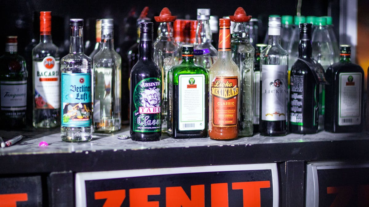 Eine Auswahl an Flaschen mit Alkohol steht an einem der Tresen in der Diskothek Zenit.&nbsp;