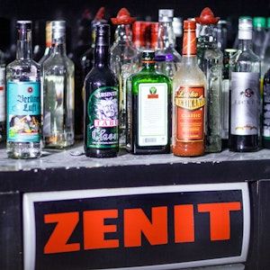 Eine Auswahl an Flaschen mit Alkohol steht an einem der Tresen in der Diskothek Zenit.