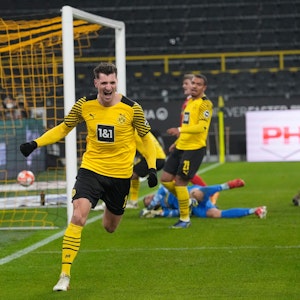 Dortmunds Thomas Meunier feiert einen Kopfballtreffer.