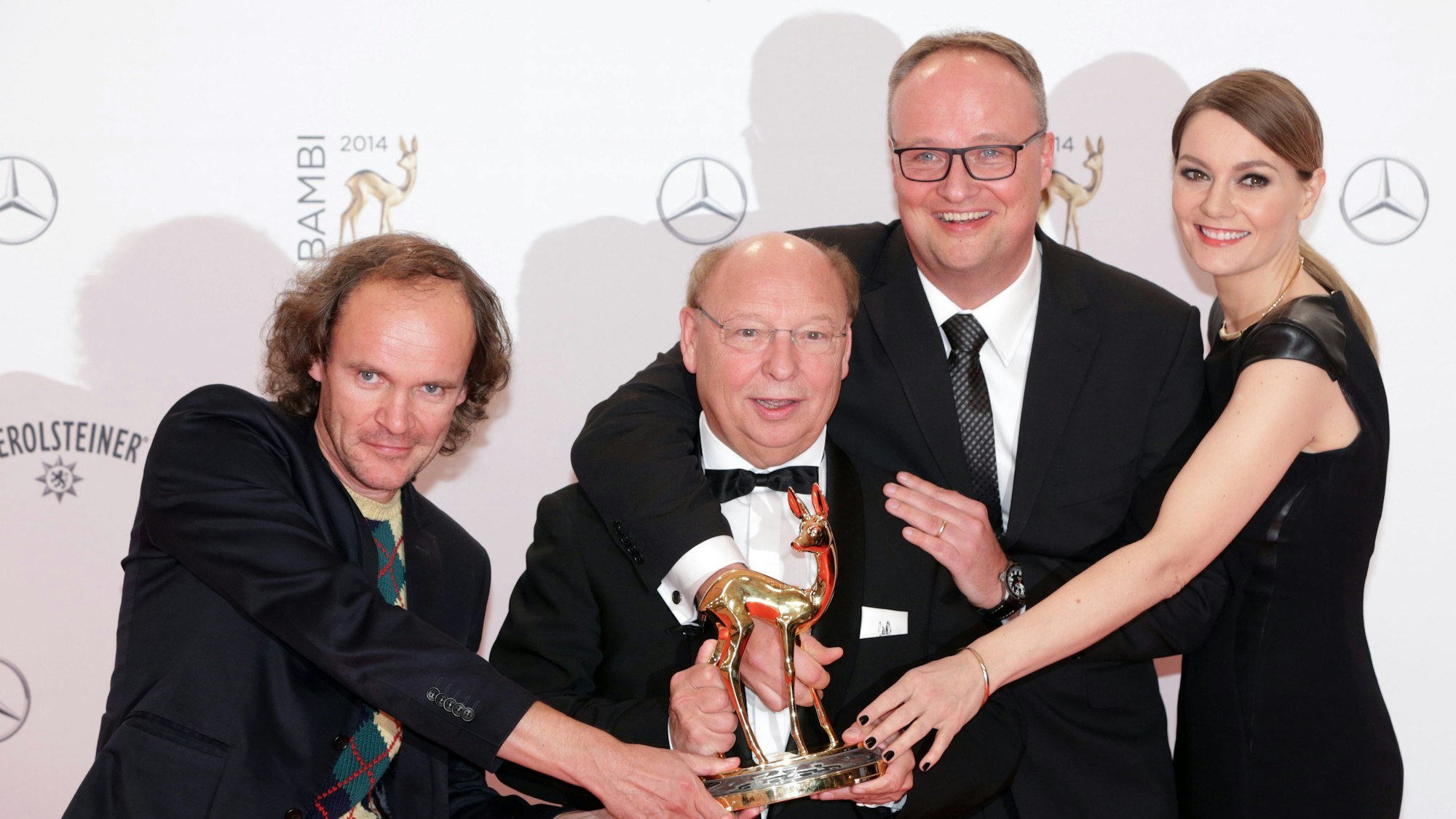 Das Team der "heute-show" Olaf Schubert (l-r), Hans-Joachim Heist, Oliver Welke und Martina Hill posiert am 13. November 2014 in Berlin bei der Verleihung des Medienpreises Bambi.