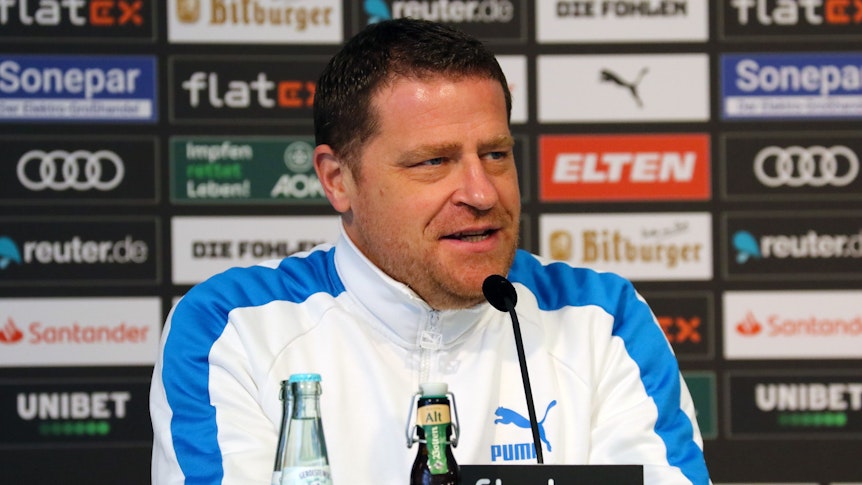 Max Eberl, Sportdirektor von Borussia Mönchengladbach, spricht am 13. Januar 2022 im Borussia-Park während einer Pressekonferenz über den kommenden Gegner Bayer Leverkusen. Eberl trägt eine weiß-blaue Trainingsjacke.