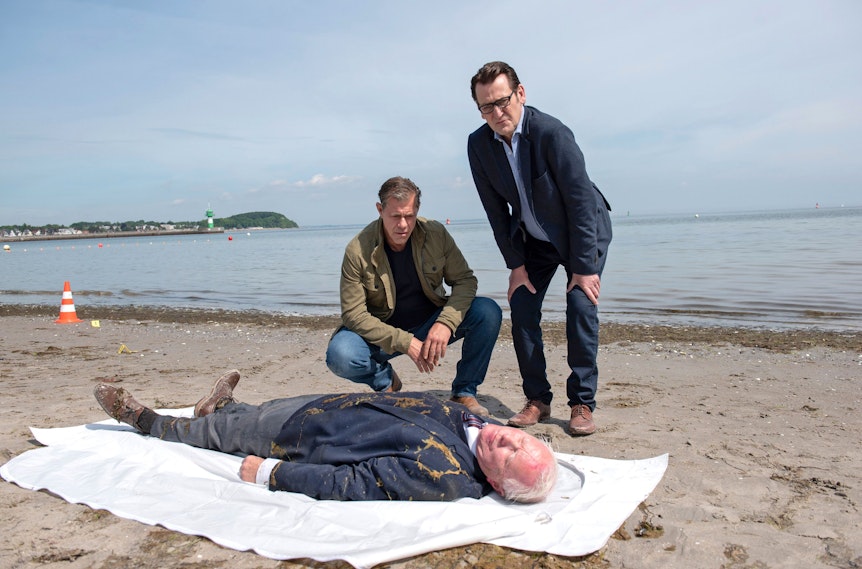Die Ermittler Finn Kiesewetter (Sven Martinek, l) und Lars Englen (Ingo Naujoks) beugen sich über eine Leiche.