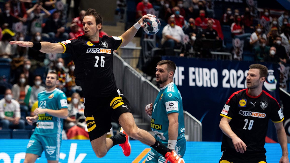 Handball-EM: Kai Häfner beim Sprungwurf gegen Belarus.&nbsp;