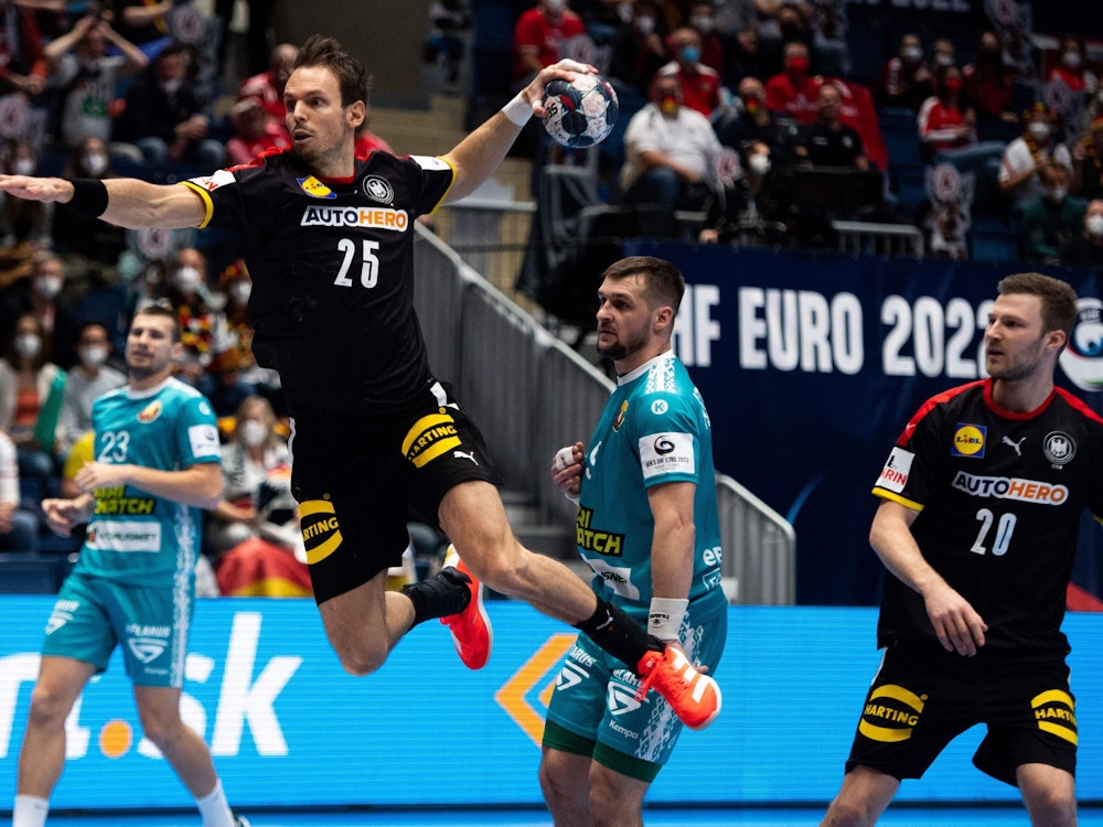 Handball-EM: Kai Häfner beim Sprungwurf gegen Belarus.