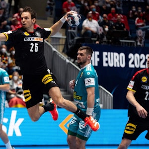 Handball-EM: Kai Häfner beim Sprungwurf gegen Belarus.