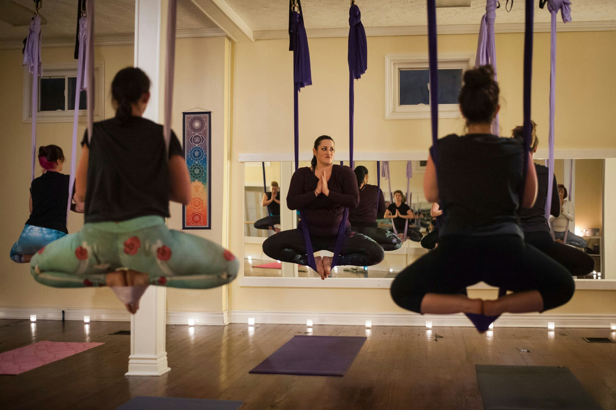Yoga Lehrerin Monica Kessler (M) führt eine Yogastunde im sogenannten «Aerial Yoga», bei dem die Teilnehmerinnen in Schlaufen hängen.