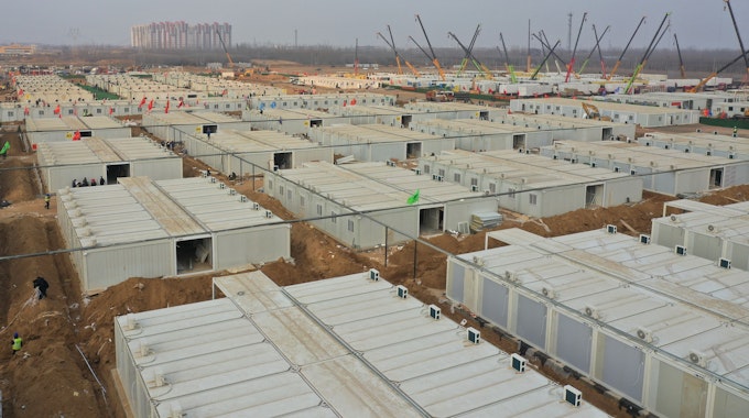 Blick auf die zurückliegende Baustelle des Quarantänezentrums in Shijiazhuang (China). Mit der Lieferung von 606 Quarantänezimmern und unterstützenden Einrichtungen stand der Bau des Corona-Quarantänezentrums Ende Januar 2021 kurz vor der Fertigstellung.