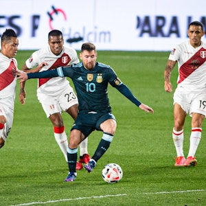 Messi führt den Ball am Fuß. Drei Peruaner versuchen ohne Erfolg, ihm den Ball abzujagen.