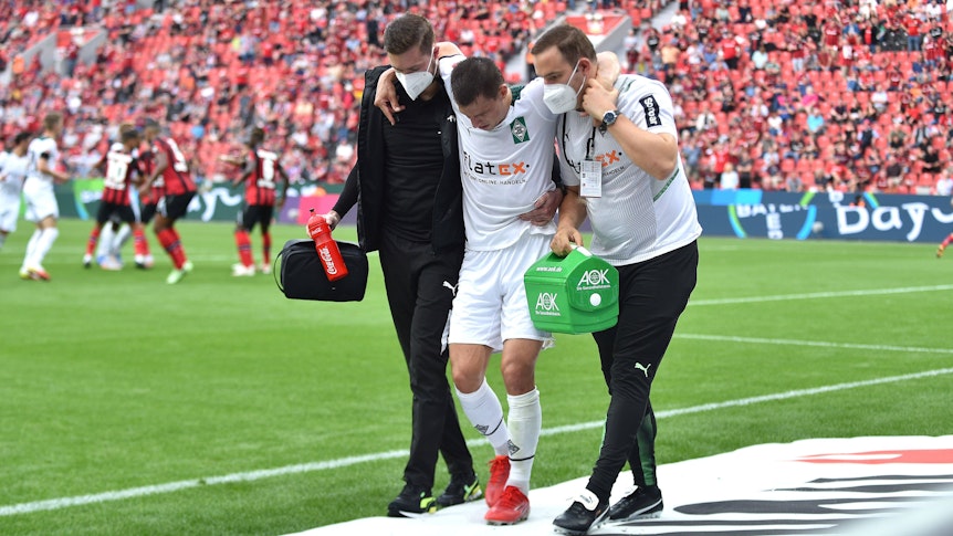 Gladbach-Profi Stefan Lainer wird am 21. August 2021 während des Bundesliga-Spiels bei Bayer Leverkusen nach einem Foul mit gebrochenem Knöchel vom Platz getragen.