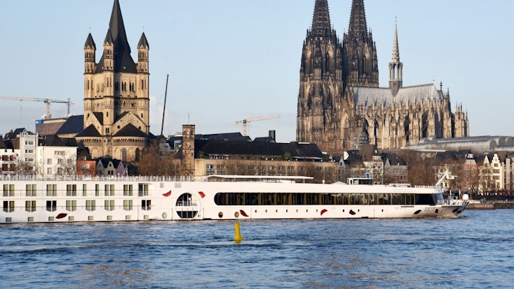 Köln: Das linke Rheinufer im Sonnenlicht