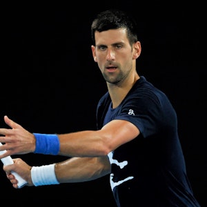 Novak Djokovic im Training mit Tennisschläger in der Hand