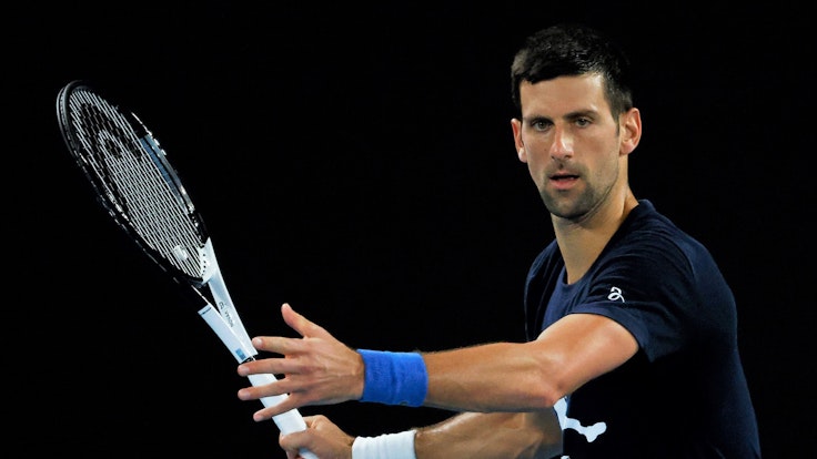 Novak Djokovic im Training mit Tennisschläger in der Hand