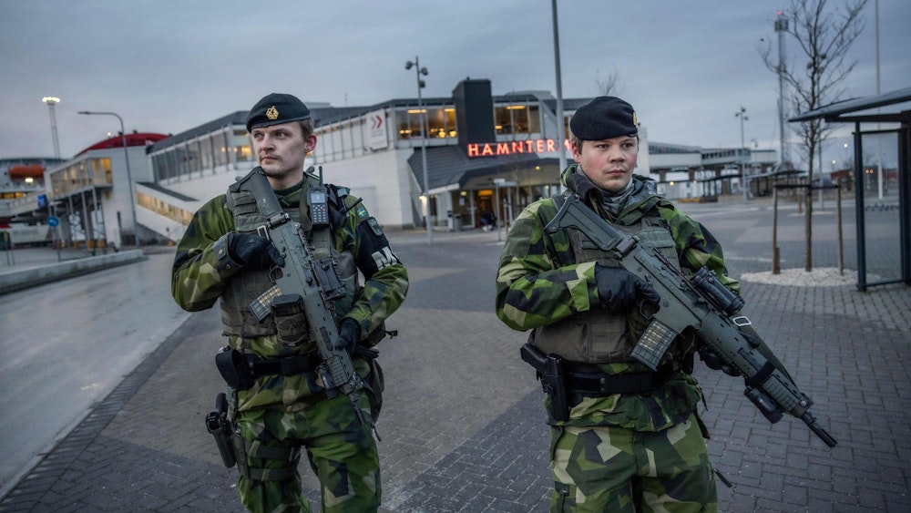 Schwedische Soldaten patrouillieren am 13. Januar 2022 auf Gotland, nachdem russische Kriegsschiffe in der Ostsee gesichtet wurden.