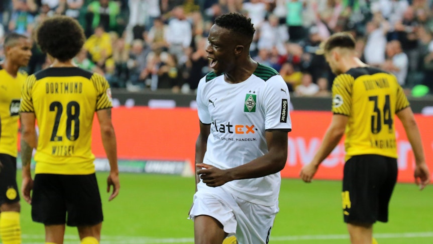Denis Zakaria von Borussia Mönchengladbach bejubelt am 25. September 2021 seinen Treffer im Bundesliga-Duell gegen Borussia Dortmund im Borussia-Park. Im Hintergrund lassen Dortmunder Spieler die Köpfe sinken.