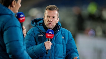 Weltmeister und „Sky“-Experte Lothar Matthäus, auf diesem Foto am 8. Januar 2022 zu sehen, hat nach der Niederlage von Mönchengladbach gegen Leverkusen (15. Januar 2022) einige kritische Worte über die Borussia geäußert. Matthäus hält das Mikrofon in der Hand.