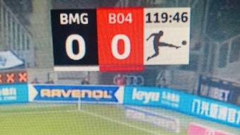 Beim Bundesliga-Duell zwischen Borussia Mönchengladbach und Bayer Leverkusen (15. Januar 2022) bekamen die TV-Zuschauer bei Sky zunächst die falsche Spielzeit bei Anpfiff angezeigt.