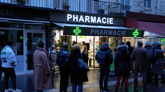 Personen stehen in Frankreich vor einer Apotheke Schlange, um sich auf das Coronavirus testen zu lassen, aufgenommen im Januar 2022.