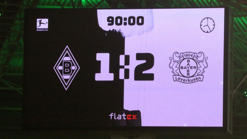 Die Anzeigetafel im Borussia-Park zeigt am 15. Januar 2022 das bittere Endergebnis im Duell zwischen Borussia Mönchengladbach und Bayer Leverkusen.