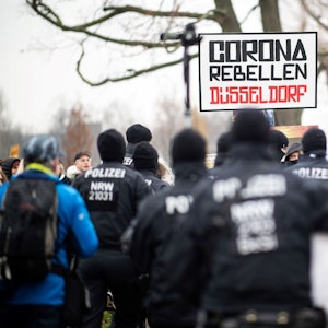 Das Oberverwaltungsgericht NRW hat eine wichtige Entscheidung für Demonstrationen getroffen. Auf dem Foto ist eine Corona-Demo in Düsseldorf am 6. Dezember 2020 zu sehen.