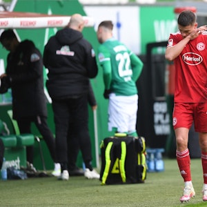 Kristoffer Peterson geht nach einer Roten Karte im Spiel von Fortuna Düsseldorf vom Feld