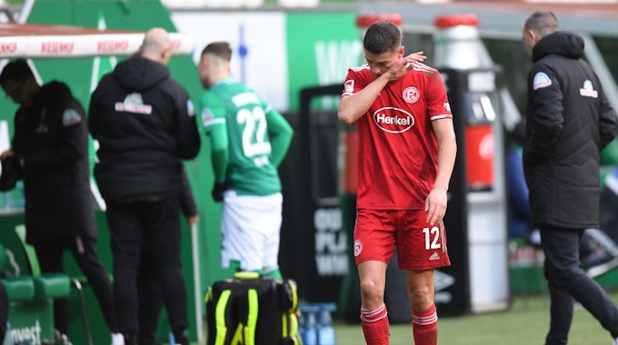 Kristoffer Peterson geht nach einer Roten Karte im Spiel von Fortuna Düsseldorf vom Feld