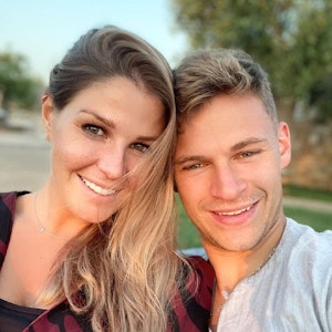 Lina Meyer und Joshua Kimmich posieren für ein Selfie