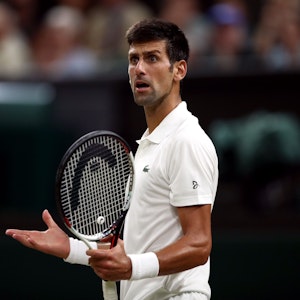 Novak Djokovic, Tennis-Profi aus Serbien, reagiert während des Spiels. Djokovic darf nicht an den Australian Open teilnehmen und muss Australien verlassen. Das hat das Bundesgericht in Australien am 16.01.2022 entschieden. Der Einspruch Djokovics gegen seine verweigerte Einreise und die Annullierung des Visums wurde abgelehnt.