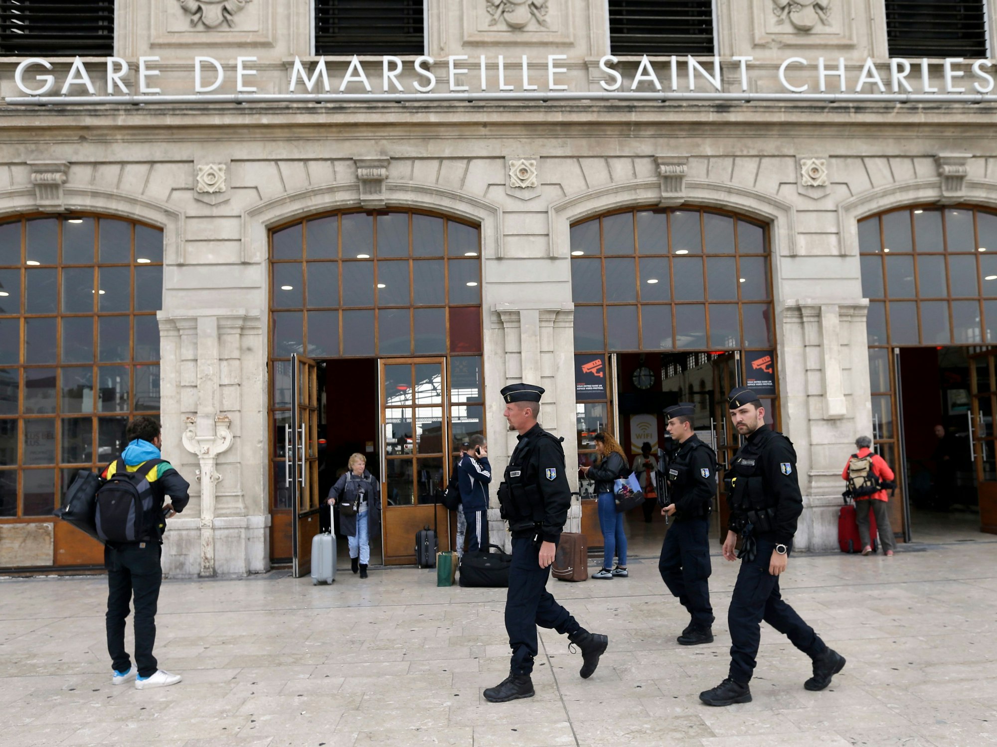 Der Polizei in Marseille gelang es dank GPS-Ortung in der Snapchat-App, das Mädchen zu retten. Das Symbolfoto zeigt Polizisten am 2. Oktober 2017, vor dem Bahnhof in Marseille