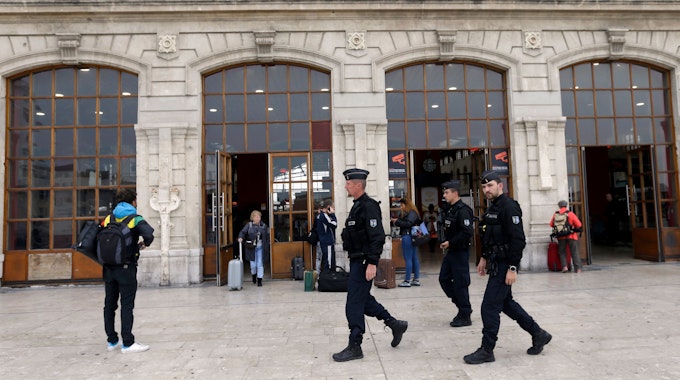 Der Polizei in Marseille gelang es dank GPS-Ortung in der Snapchat-App, das Mädchen zu retten. Das Symbolfoto zeigt Polizisten am 2. Oktober 2017, vor dem Bahnhof in Marseille