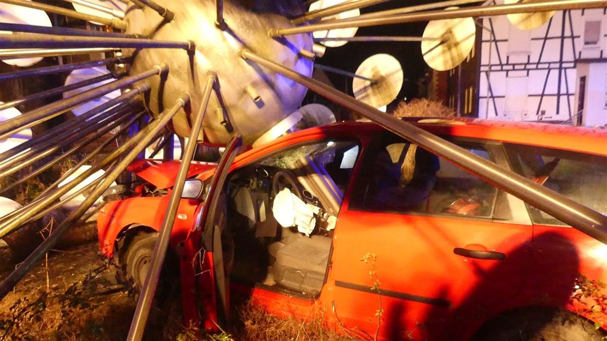 Ein beschädigtes Auto nach einem Verkehrsunfall
