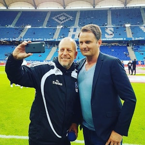 Thomas Wagner und Lotto King Karl vor einem Spiel des Hamburger SV.