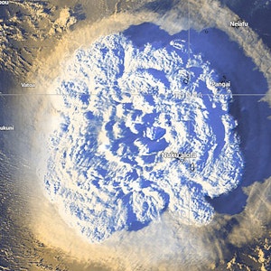Dieses vom Tonga Meteorological Services veröffentlichte Satellitenbild zeigt den Vulkanausbruch. Der Ausbruch des unterseeischen Vulkans in der Nähe des Inselreichs Tonga hat in weiten Teilen des Pazifiks zu Tsunami-Warnungen geführt.