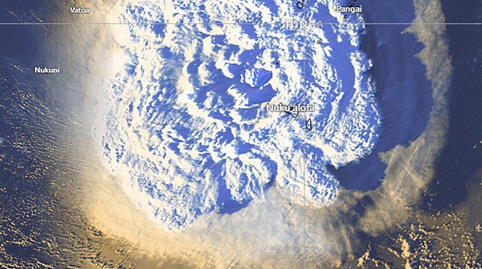 Dieses vom Tonga Meteorological Services veröffentlichte Satellitenbild zeigt den Vulkanausbruch. Der Ausbruch des unterseeischen Vulkans in der Nähe des Inselreichs Tonga hat in weiten Teilen des Pazifiks zu Tsunami-Warnungen geführt.
