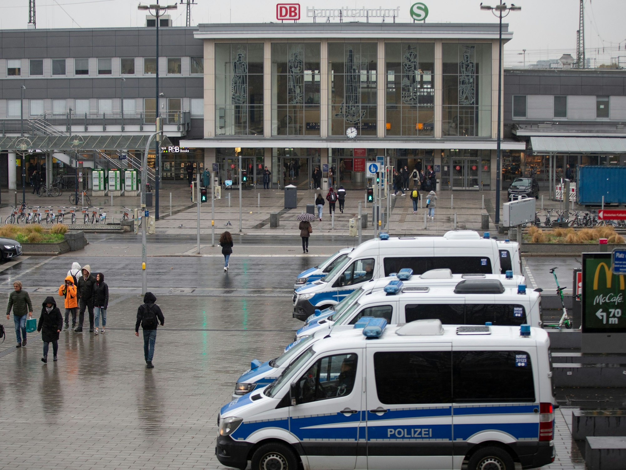 Polizei-Autos vor dem Hauptbahnhof in Dortmund.