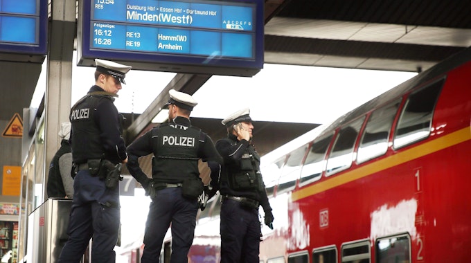 Polizisten kontrollieren am Hauptbahnhof Düsseldorf Züge.