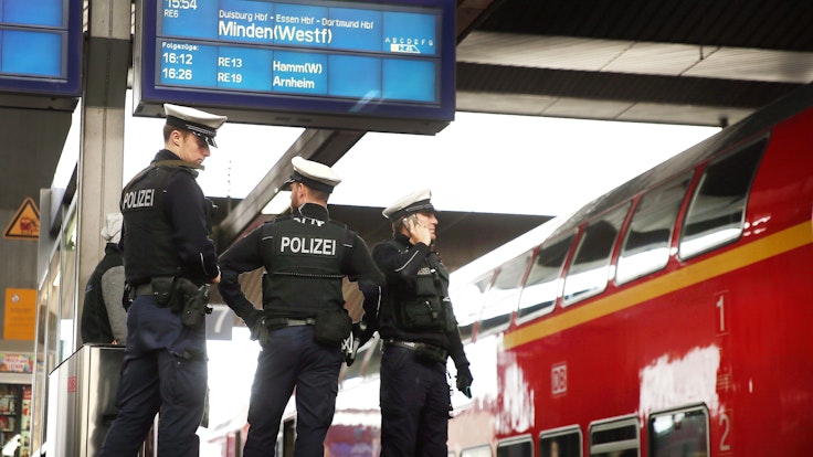Polizisten kontrollieren am Hauptbahnhof Düsseldorf Züge.