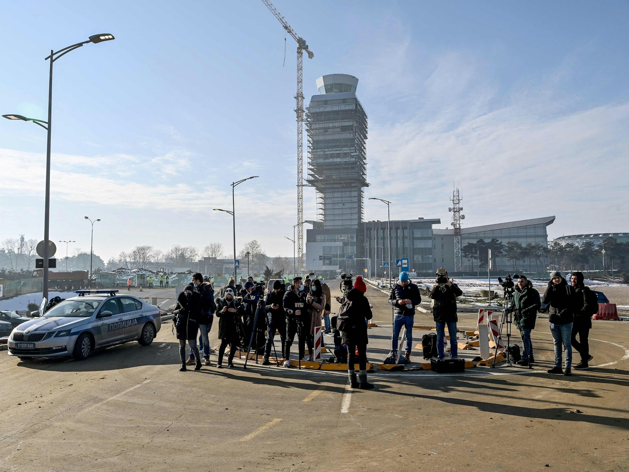 Journalisten stehen am Flughafen in Belgrad, wo Djokovic landen soll.