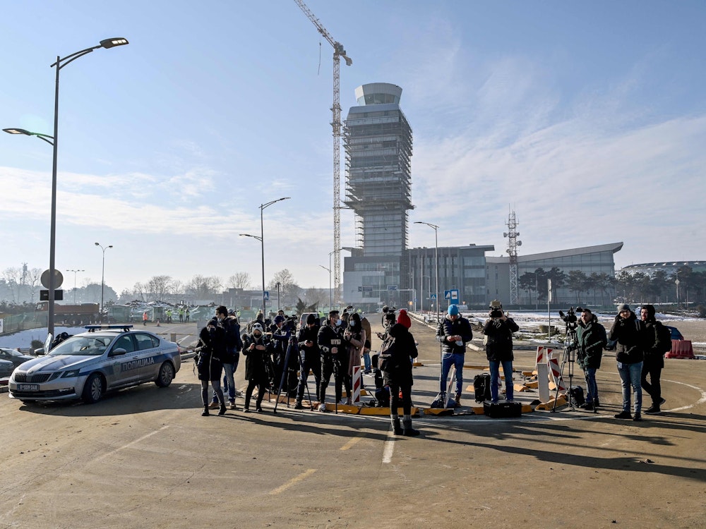 Journalisten stehen am Flughafen in Belgrad, wo Djokovic landen soll.