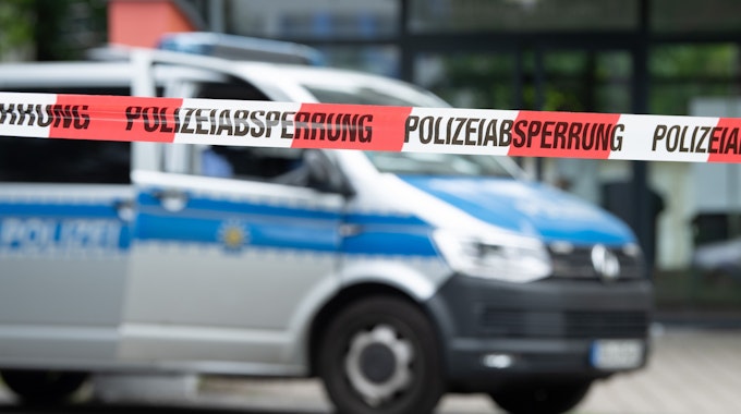 Ein Polizeiauto steht hinter einer Absperrung vor einem Studentenwohnheim im Dresdner Stadtteil Strehlen.&nbsp;