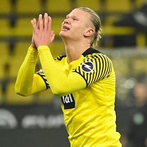 Dortmunds Stürmer Erling Haaland faltet die Hände.