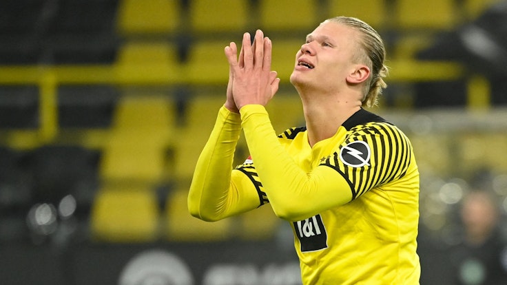Dortmunds Stürmer Erling Haaland faltet die Hände.