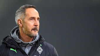 Gladbach-Trainer Adi Hütter am 15. Januar 2022 im Borussia-Park. Der Österreicher blickt auf das Spielfeld.
