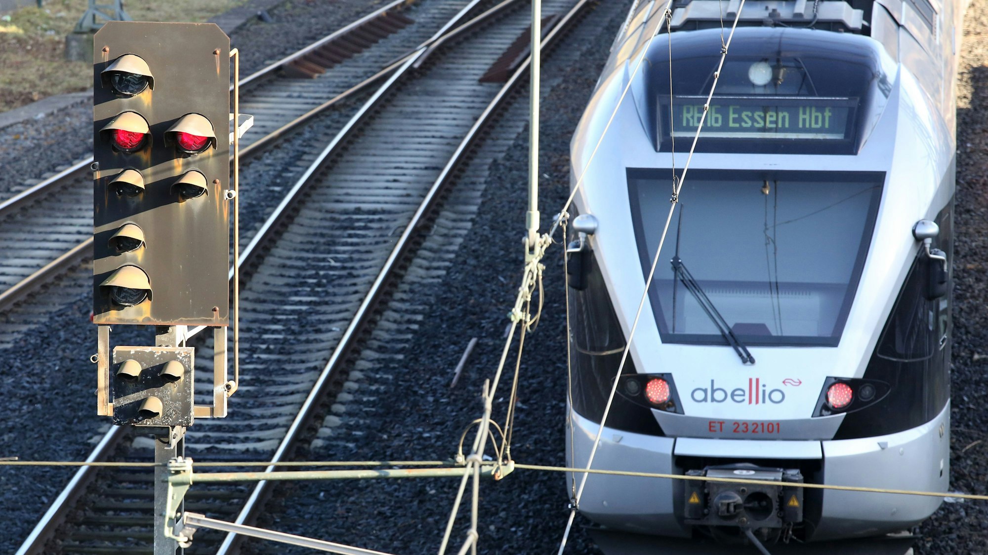 Ein Zug von Abellio fährt neben einem roten Signal vom Hauptbahnhof ab. Reisende und Pendler inNordrhein-Westfalen werden in den kommendenWochen dieFolgen des Marktaustritts des Bahnunternehmens Abellio zu spüren bekommen.