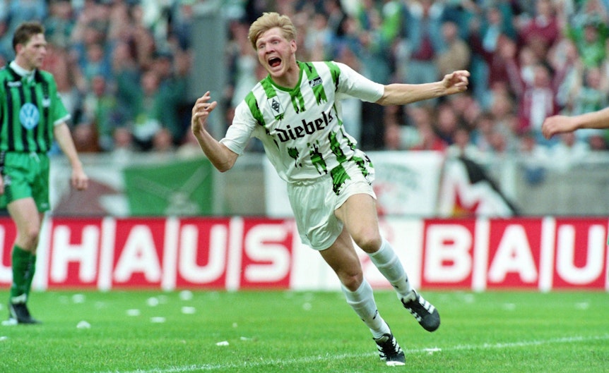Riesen-Jubel beim „Tiger“: Stefan Effenberg hat am 24. Juni 1995 mit Borussia Mönchengladbach den DFB-Pokal gewonnen. Beim 3:0 gegen den VfL Wolfsburg erzielte er den Treffer zum 2:0. Effenberg hebt die Arme zum Jubel.